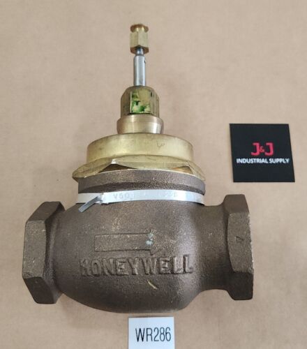 *NEW SURPLUS* Honeywell V5011A 1338 Brass 2-Way Valve 1-1/2" + Warranty! Main Image