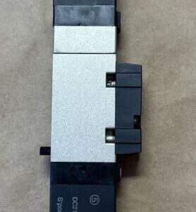 (8) PREOWNED SMC VFS2200-5FZ Solenoid Valve Double Plug-in Base Mount + WARRANTY - Image 5