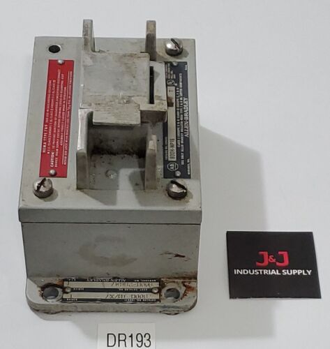 *PREOWNED* AB 800H-2HGM7 Double Lever Maintained Hazardous Location Push Button Main Image