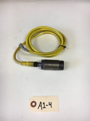 Telemecanique XS2-M30MA250K Proximity Switch 24-240V Warranty! Main Image